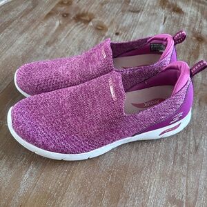 SKECHERS GO WALK Air Cooled Arch Fit Slip On Sneakers - US Ladies 9 - Magenta